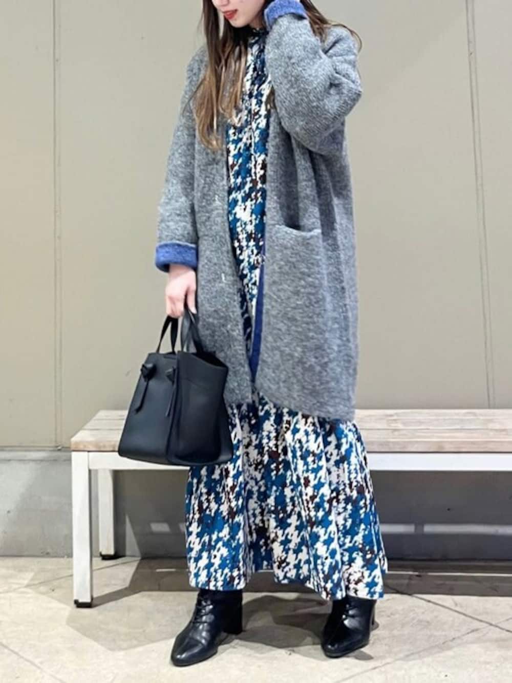 「カーディガン、ワンピース、グレー、バイカラー、大人カジュアル、デート、きれいめカジュアル、柄ワンピース、156cm、156センチコーデ」｜「Bou Jeloudのシャギーコクーンコート（その他アウター、ブルー系）」を使った、Bou Jeloudさん（レディース・156cm）の冬コーディネートの1枚目の写真