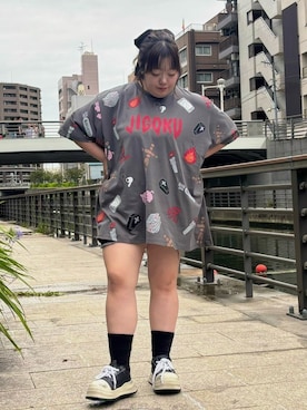「PUNYUS（プニュズ）の【新サイズ】天国と地獄総柄Ｔシャツ（Tシャツ/カットソー、ブラック系）」を使った、PUNYUS  さん（レディース・163cm）の夏コーディネート