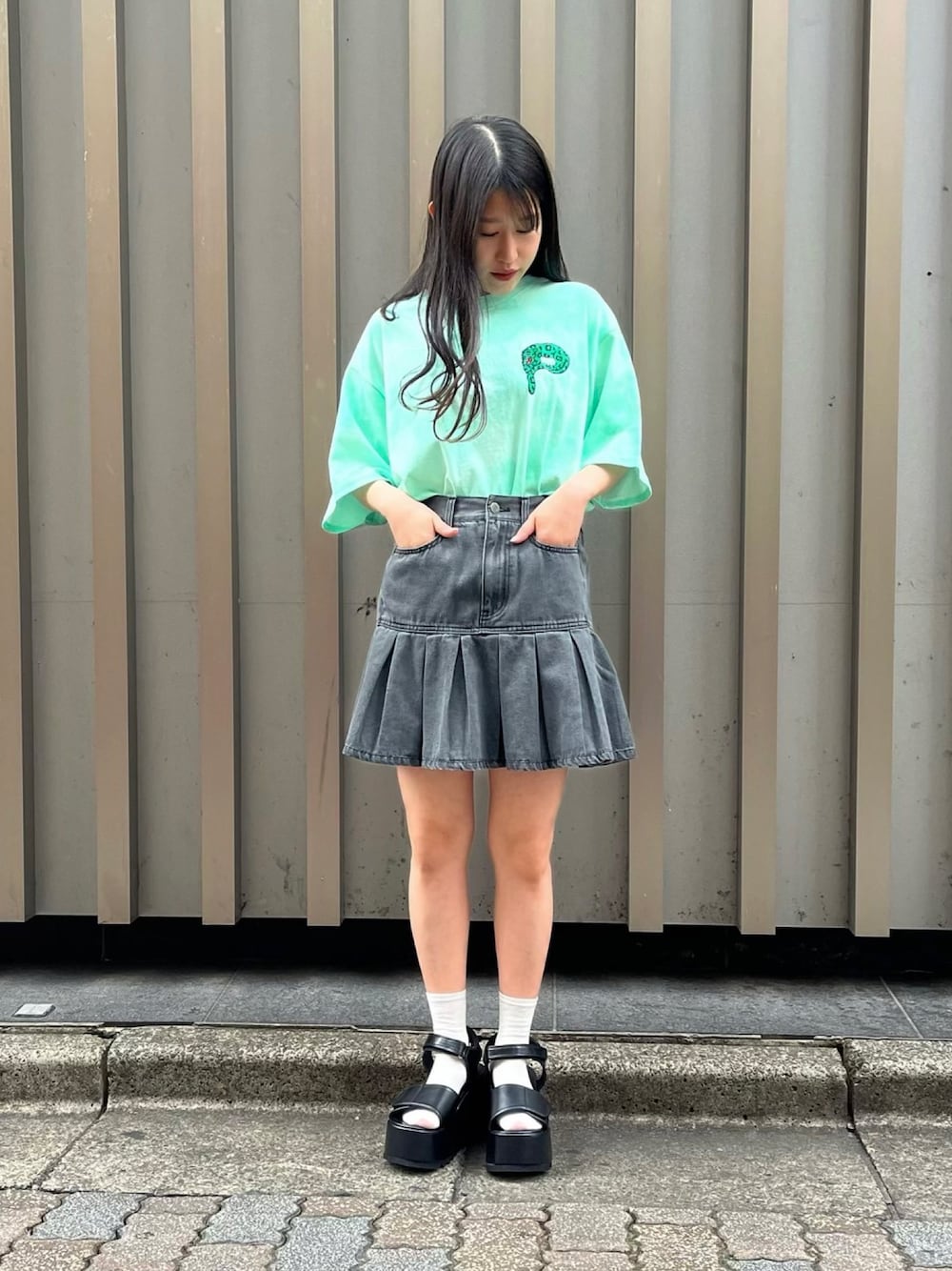 プリーツヘムデニムミニスカートを使った人気ファッション