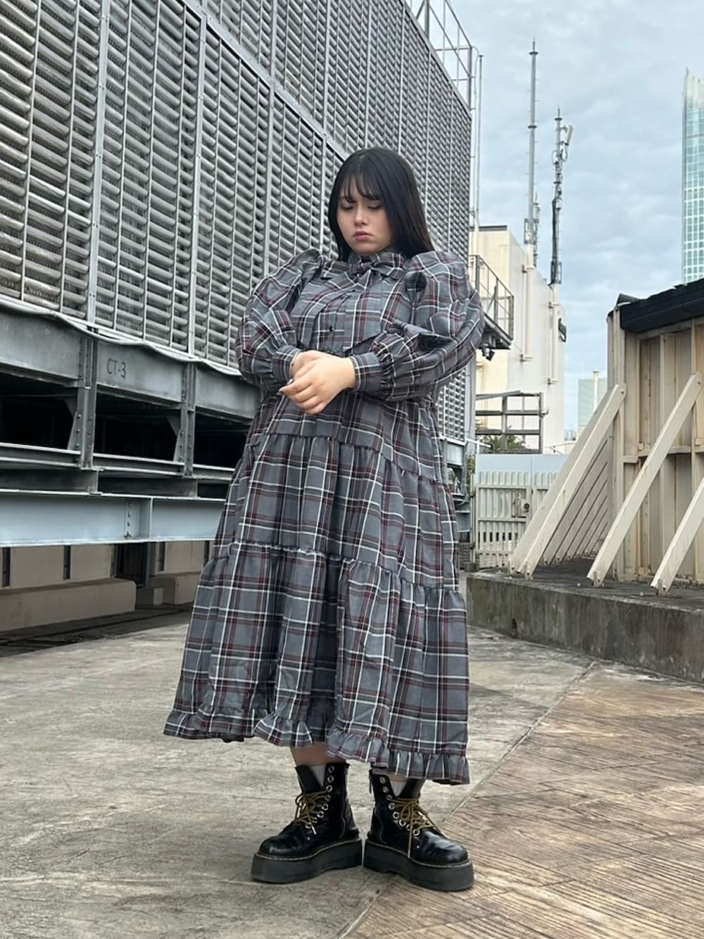 「PUNYUS、PUNYUSコーデ、punyus、渡辺直美、チェック、チェックワンピース、大人かわいい、大人可愛い、グレー、オトナ女子」｜「PUNYUSのパフスリーブティアードチェックワンピース（ワンピース、グレー系）」を使った、PUNYUS  さん（レディース・163cm）の冬コーディネートの1枚目の写真