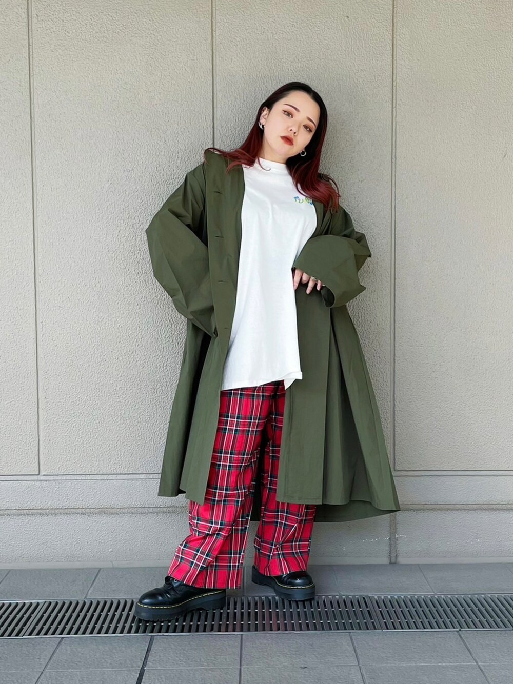 「ビッグシルエット、カジュアル、Tシャツ、ストリート、ロンT、オーバーサイズ、ロングコート、チェックパンツ、ユニセックス、ootd、PUNYUS、ナイロンコート、163cm、PUNYUSコーデ、チェック柄に恋してる」｜「PUNYUSのスリーブプリントロンＴ（Tシャツ/カットソー、ホワイト系）」を使った、PUNYUS  さん（レディース・163cm）の秋コーディネートの1枚目の写真
