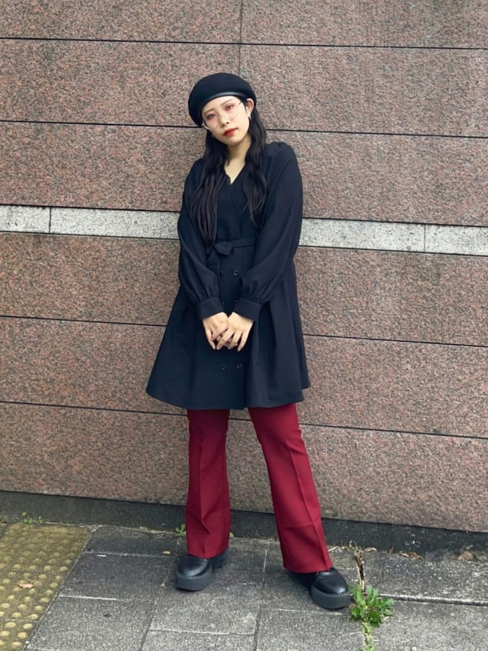 「ワンピース、大人カジュアル、キレイめ、シャツワンピ、ootd、フレアパンツ、PUNYUS、秋コーデ、秋冬コーデ、オトナ女子、PUNYUSコーデ、157cm」｜「PUNYUSのセンタープレスフレアパンツ（スラックス、レッド系）」を使った、PUNYUS  さん（レディース・157cm）の秋コーディネートの1枚目の写真