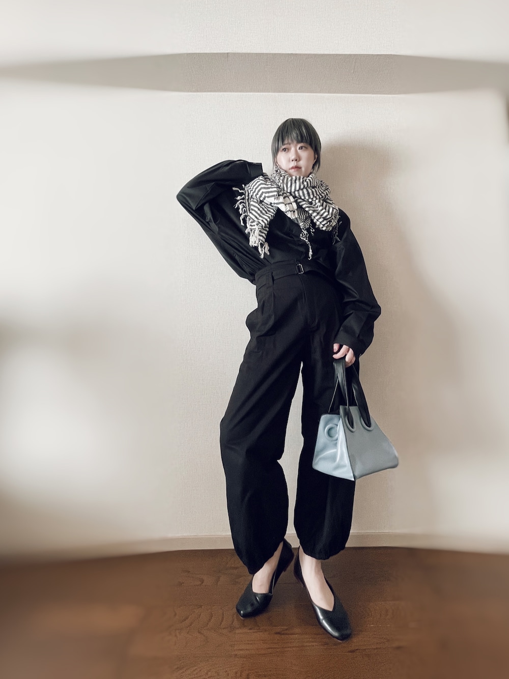 「春服、大人カジュアル、シンプルコーデ、きれいめカジュアル、パンツスタイル、大人コーデ、プチプラコーデ、いいね、save、フォローお願いします🤑、お洒落さんとつながりたい、雨の日コーデ、メンズライク、モード、ジェンダーレス、ジェンダーレス部、ジェンダーフリー」｜「VINTAGEのアイテム（ハンドバッグ、ブルー系）」を使った、kiraさん（レディース・167cm）の春コーディネートの1枚目の写真