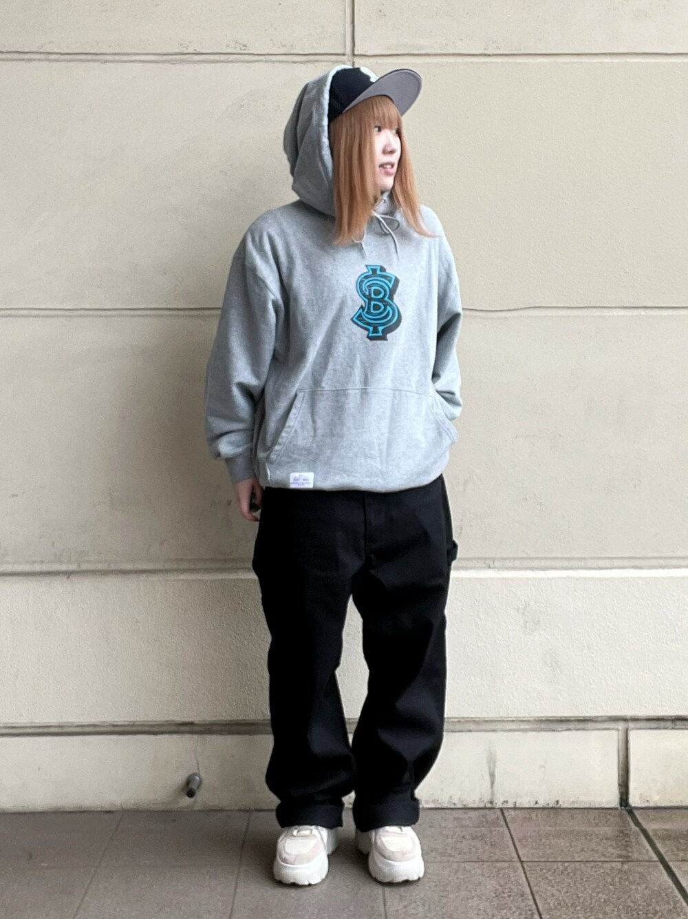 「スニーカーコーデ、メンズライク、モノトーン、パーカー、キャップ、ペインターパンツ、ストリートコーデ、グレーパーカー、SCHOTT、厚底シューズ、厚底スニーカー、ゆるだぼ」｜「schottのSchott×NEWERA/ショット×ニューエラ/9FIFTY SNAP BACK CAP TYPE 'SB'/ SBキャップ（キャップ、ブルー系）」を使った、Miyuさん（レディース・160cm）の春コーディネートの1枚目の写真