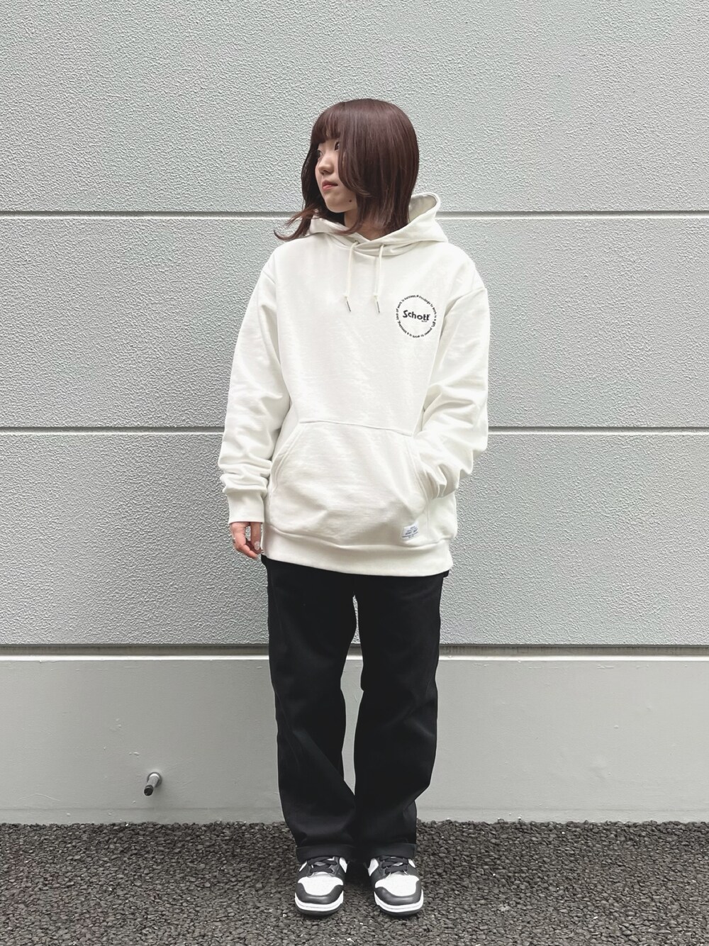 「春コーデ、パンツコーデ、スニーカー、パンツ、ビッグシルエット、着回しコーデ、パーカー、パーカーコーデ、ストリート、ストリートコーデ、SCHOTT、白パーカー、バックプリント」｜「schottのSchott/ショット/TC PAINTER PANTS/ペインターパンツ（その他パンツ、ブラック系）」を使った、Miyuさん（レディース・160cm）の冬コーディネートの1枚目の写真