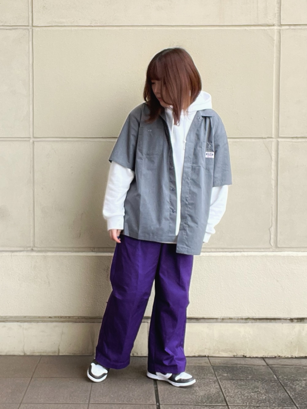 「春服みてみて、春カラー、春、ボリューム袖、スニーカー、ビッグシルエット、ワイドパンツ、ワークシャツ、バギーパンツ、パーカー、白パーカー、SCHOTT」｜「schottのSchottxDickies/ショット×ディッキーズ /EASY BAGGY PANTS/イージー バギー パンツ（その他パンツ、パープル系）」を使った、Miyuさん（レディース・160cm）の春コーディネートの1枚目の写真