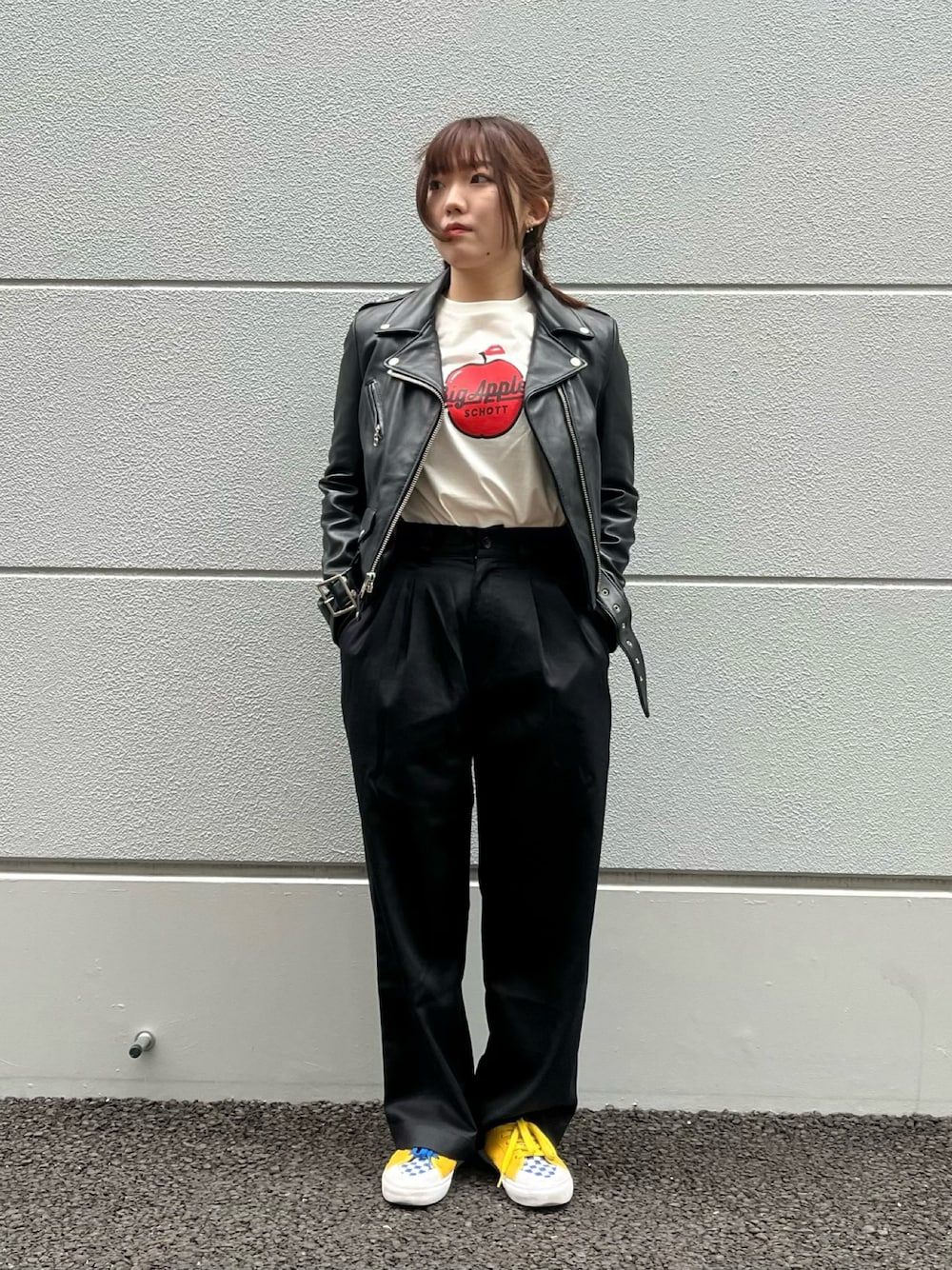 「春服みてみて、タックイン、ブラックコーデ、革ジャン、レザージャケット、レザー、プリントT、アメカジ、アメカジコーデ、春コーデ、春、ライダース、ライダースジャケット、SCHOTT」｜「schottの【直営限定】Schott×RUMBLE RED/ショット×ランブルレッド/202RW DOUBLE RIDERS ESSENTIAL/ダブルライダース エッセンシャル（ライダースジャケット、ブラック系）」を使った、Miyuさん（レディース・160cm）の春コーディネートの1枚目の写真
