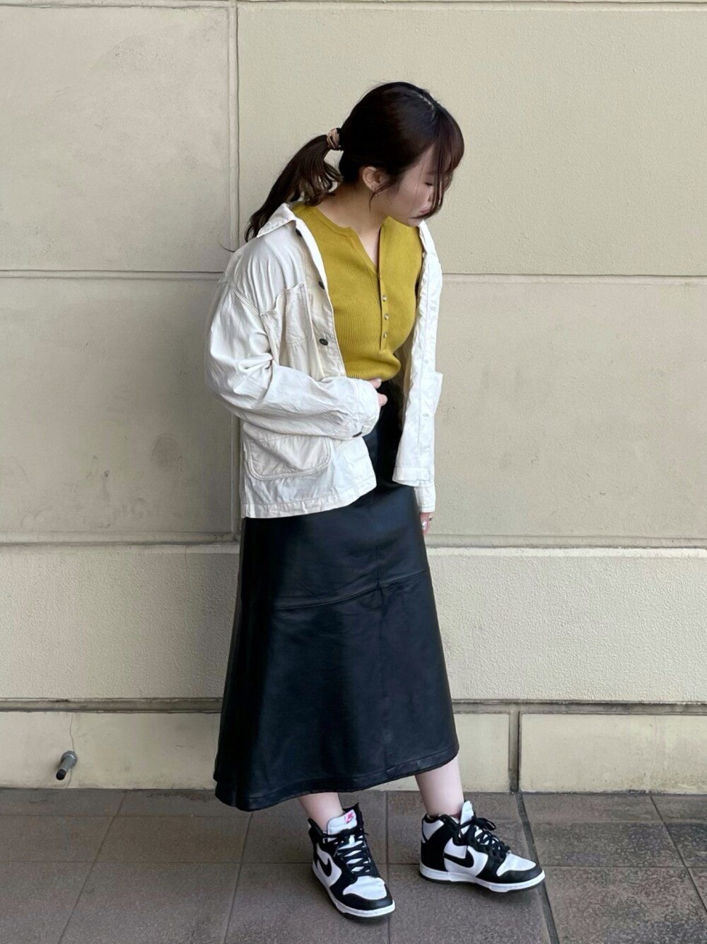 「オトナ女子、春、きれいめカジュアル、オトナカジュアル、レザー、レザースカート、スニーカーコーデ、シャンブレーシャツ、SCHOTT、ロングスカート、白シャツ、春色」｜「schottのDS W LEATHER SKIRT（スカート、ブラック系）」を使った、Miyuさん（レディース・160cm）の冬コーディネートの1枚目の写真