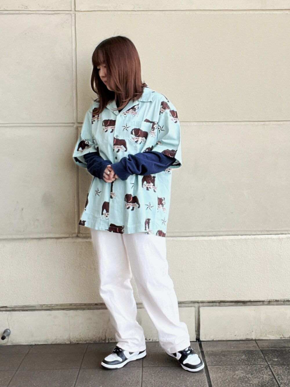 「休日スタイル、春、カラーコーデ、パンツスタイル、スニーカーコーデ、シャツスタイル、柄シャツ、アロハシャツ、白パンツ、レイヤードスタイル、SCHOTT、ゆるだぼ」｜「schottのSCH-BULLDOG HAWAIIAN（シャツ/ブラウス、グリーン系）」を使った、Miyuさん（レディース・160cm）の春コーディネートの1枚目の写真