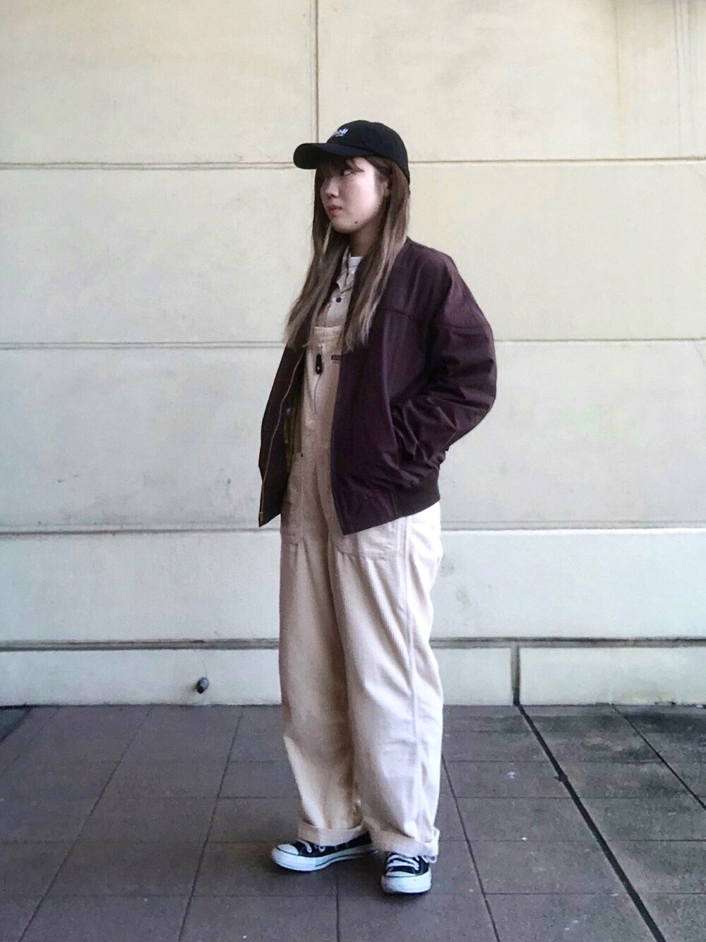 ブラウン系のブルゾン、ホワイト系のシャツ/ブラウス、ホワイト系のその他パンツを着用したレディースの秋コーディネートの1枚目の写真