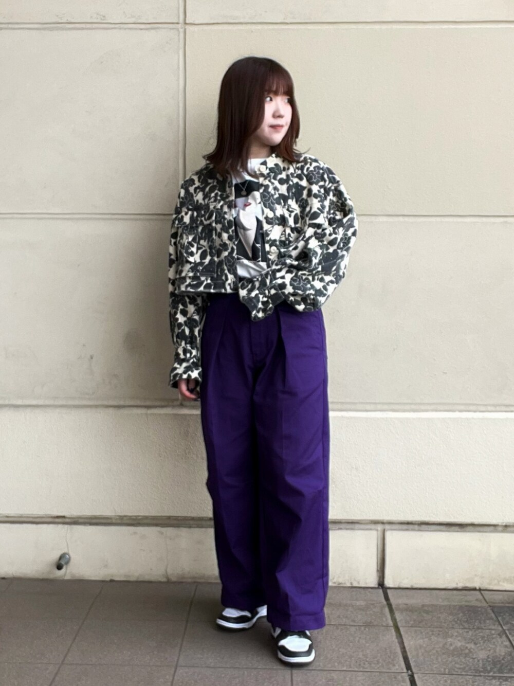 「春コーデ、カラーコーデ、スニーカー、ボリューム袖、春アウター、ビッグシルエット、カラー×コーデ、白Tシャツ、タックイン、バギーパンツ、SCHOTT」｜「schottの【WOMEN'S 】 THE GIRL T-SHIRT/ウィメンズ ガールTシャツ（Tシャツ/カットソー、ホワイト系）」を使った、Miyuさん（レディース・160cm）の春コーディネートの1枚目の写真