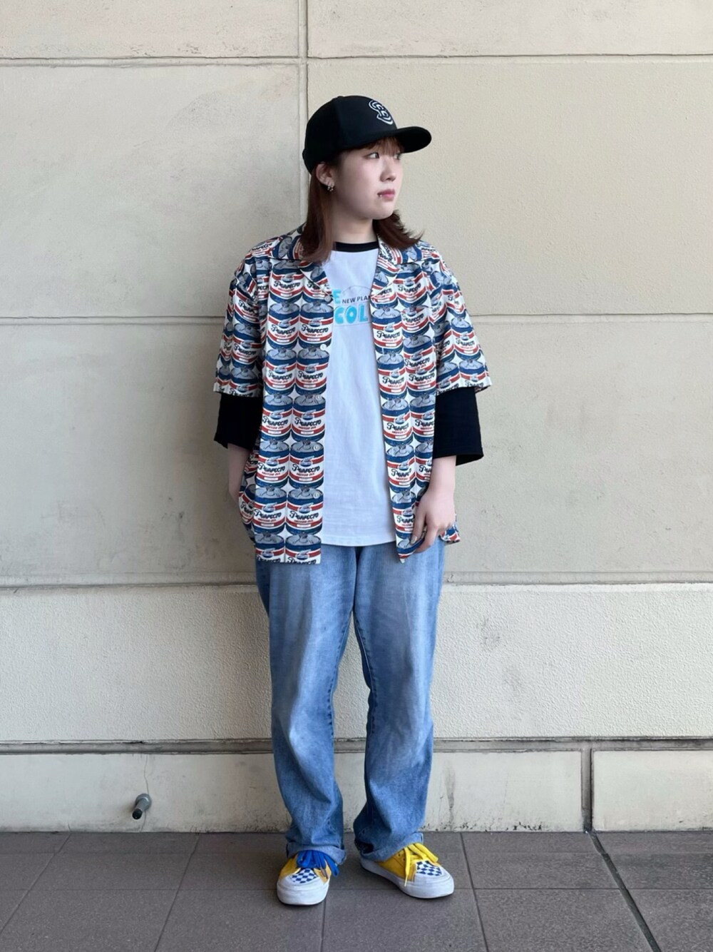 「春服、春夏コーデ、パンツスタイル、レイヤードスタイル、スニーカー、レイヤード、柄シャツ、アロハシャツ、キャップコーデ、キャップ、メンズライク、デニムコーデ、SCHOTT」｜「schottのSchott×NEWERA/ショット×ニューエラ/9FIFTY SNAP BACK CAP TYPE 'SB'/ SBキャップ（キャップ、ブラック系）」を使った、Miyuさん（レディース・160cm）の春コーディネートの1枚目の写真