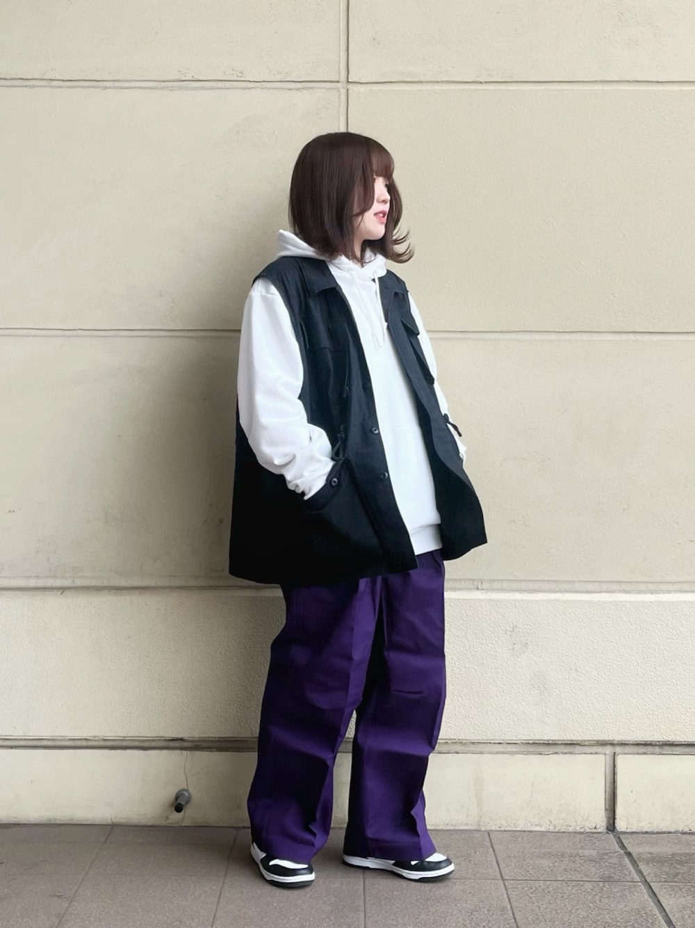 「春コーデ、春カラー、カラーコーデ、春服、スニーカー、ベスト、オーバーサイズ、ストリートコーデ、バギーパンツ、パーカー、パーカーコーデ、ワークパンツ、ワイドパンツ、カラーパンツ、SCHOTT」｜「schottのSCH-MESSAGE GRAPHIC（パーカー、ホワイト系）」を使った、Miyuさん（レディース・160cm）の冬コーディネートの1枚目の写真