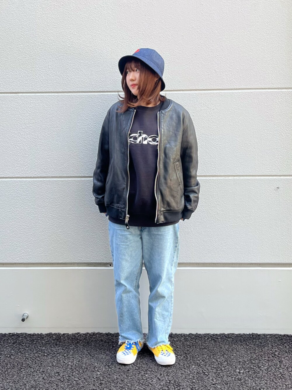 「春、パンツスタイル、はるコーデ、オーバーサイズ、レザージャケット、スニーカー、古着MIX、バケットハット、SCHOTT、春コーデ、春アウター」｜「schottのSchott/ショット/LEATHER JACKET ”BOWERY”/レザージャケット バワリー MA-1（ライダースジャケット、ブラック系）」を使った、Miyuさん（レディース・160cm）の冬コーディネートの1枚目の写真