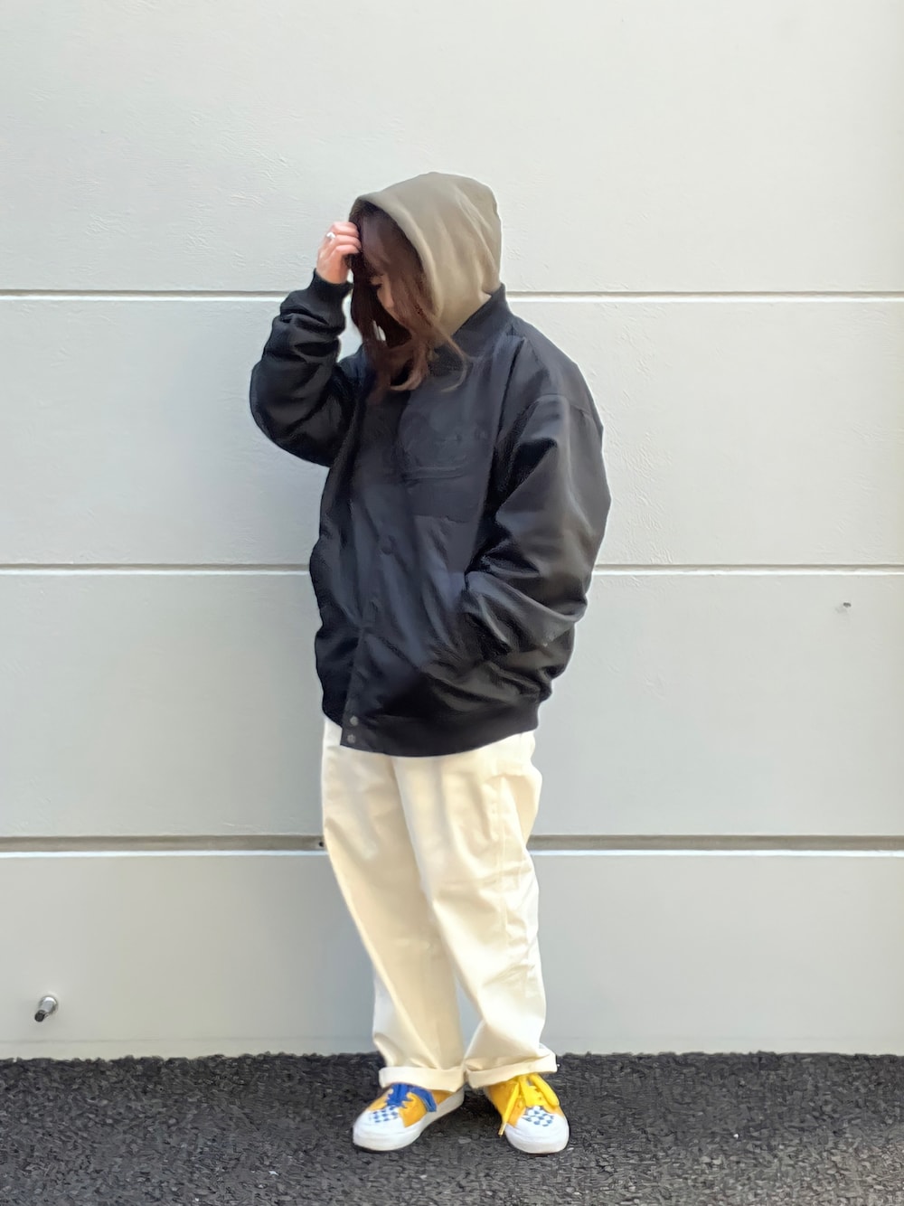 「春服、スニーカー、パンツスタイル、休日コーデ、ビッグシルエット、ストリート、ストリートコーデ、SCHOTT、パーカーコーデ、バーシティジャケット、フード、白パンツ、ホワイトパンツ」｜「schottのSchott/ショット/EMB. HOODED SWEAT LOGO/刺繍 フーデッド パーカーロゴ（パーカー、グリーン系）」を使った、Miyuさん（レディース・160cm）の冬コーディネートの1枚目の写真