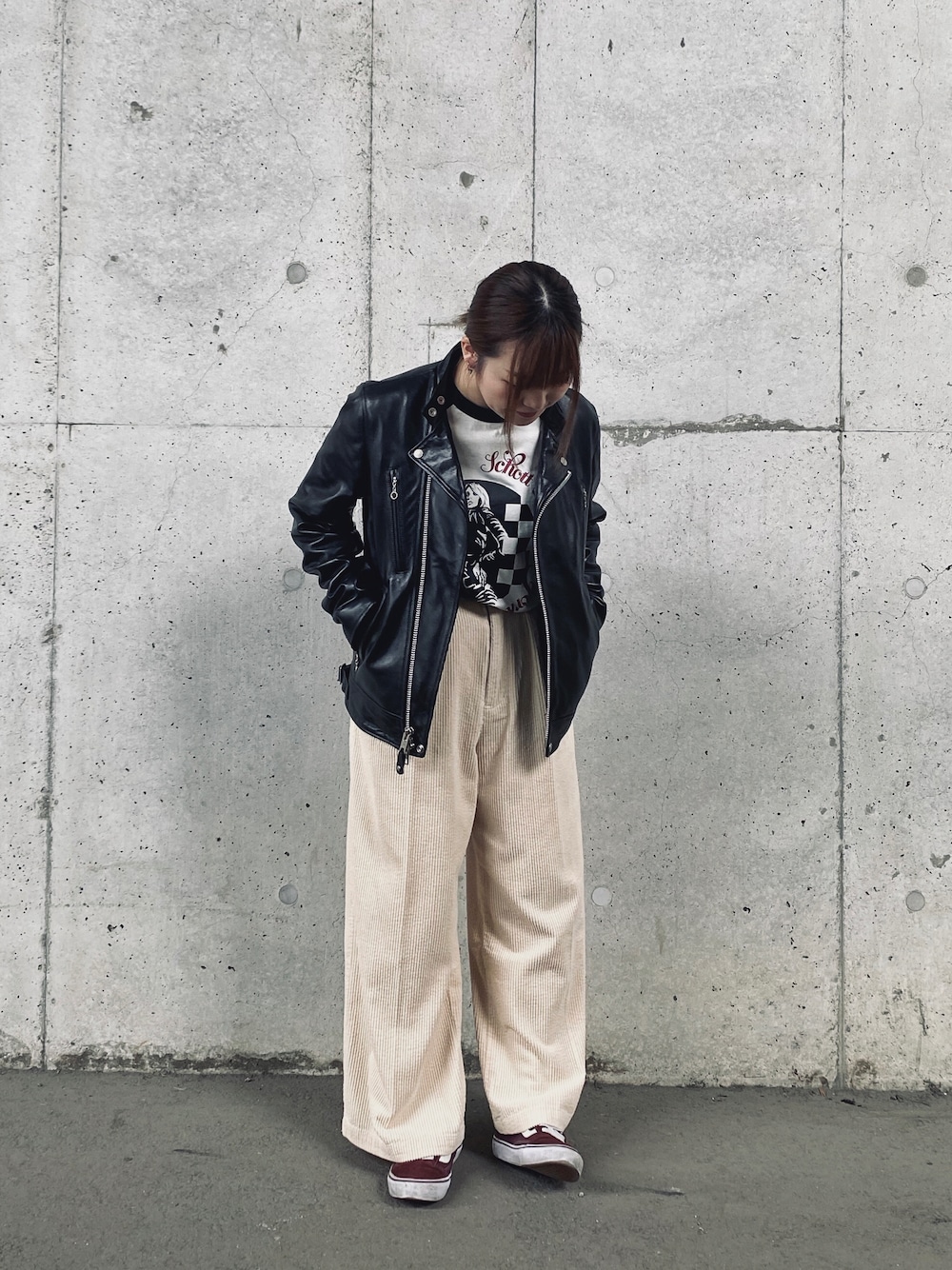 「秋トレンド2021、秋服準備はじめました、ワイドパンツ、ライダース、革ジャン、レイヤードスタイル、休日スタイル、スニーカーコーデ、プリントT、ラグランTシャツ、ストカジ、アメカジ、SCHOTT」｜「schottのSchott/ショット/NEW DOUBLE BREST RIDERS/ダブルブレスト ライダース（ライダースジャケット、ブラック系）」を使った、Miyuさん（レディース・160cm）の秋コーディネートの1枚目の写真