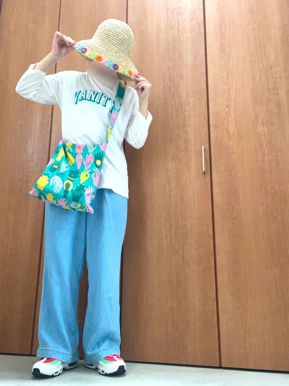 「ストローハット、デニム、Tシャツ、カラフル、カジュアル、NIKE、NIKE AIR MAX、柄物、夏コーデ、低身長」｜「SHEINのアイテム（ハット、ベージュ系）」を使った、あきさんさん（レディース・154cm）の夏コーディネートの1枚目の写真