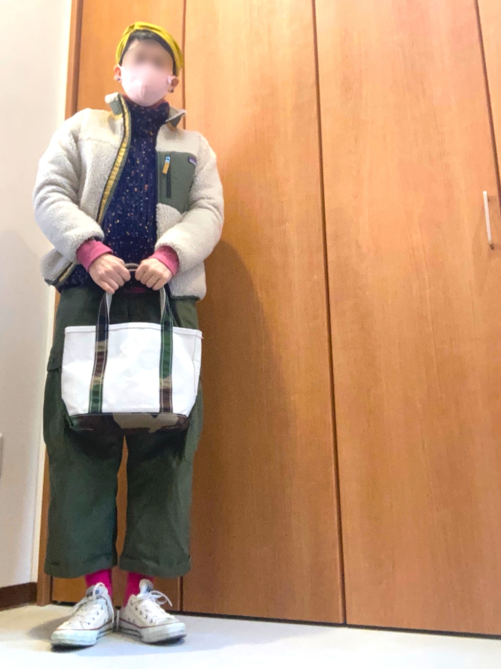 「patagonia、カジュアル、低身長、ヘアバンド、LL.Bean、ビーントート、コンバース、ユニクロ、UNIQLO、154cm、ピンク靴下、レトロX、ニット、パタゴニア、カーゴパンツ」｜「BEAMS HEARTのBEAMS HEART / カラーネップニット（ニット/セーター、ブルー系）」を使った、あきさんさん（レディース・154cm）の冬コーディネートの1枚目の写真