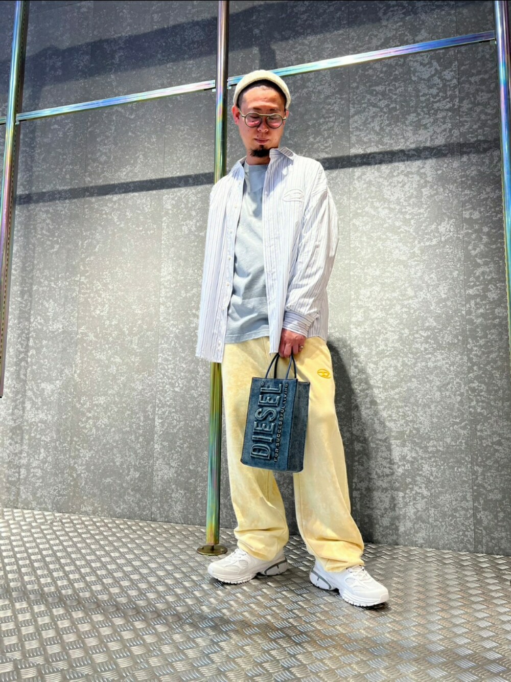 ブルー系のショルダーバッグ、ホワイト系のスニーカー、ホワイト系のシャツ/ブラウスを着用したメンズの春コーディネートの1枚目の写真