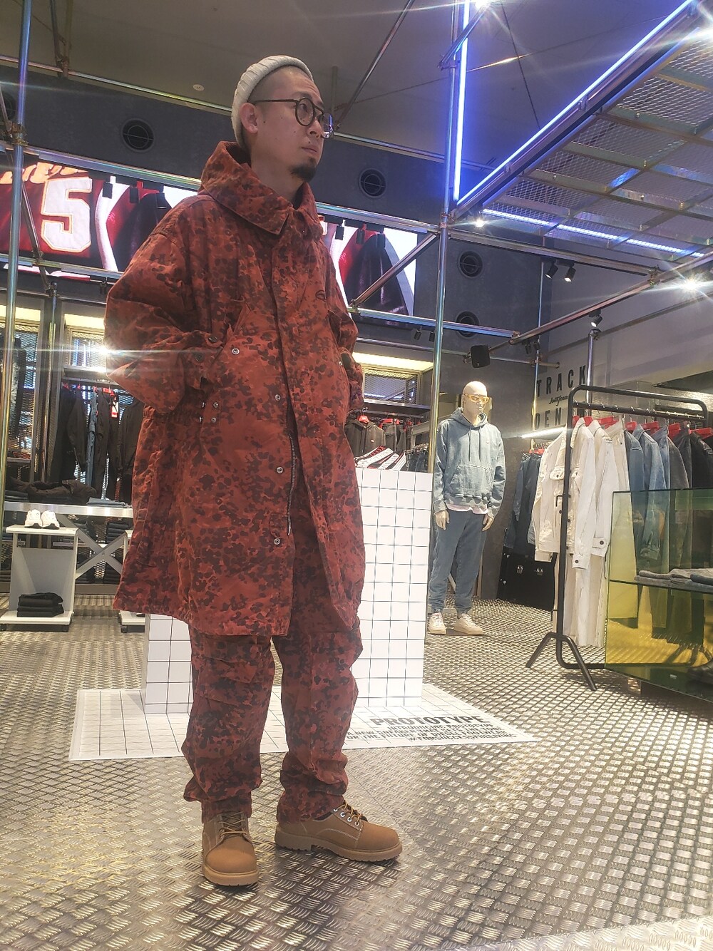 「Diesel、メガネ男子、オトナカジュアル、今日のコーデ、ワイドパンツ」｜「DIESELのアイテム（ブーツ、ベージュ系）」を使った、Te2さん（メンズ・174cm）の冬コーディネートの1枚目の写真