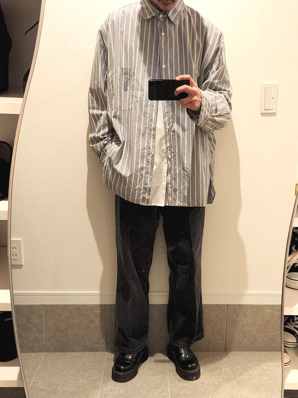 「おしゃれさんと繋がりたい、スラックス、デニム、GU、シャツスタイル、デニムパンツ、Dr.Martens、stein、ストレートデニム、レイヤードスタイル、キレイめ、ストライプ、白シャツ、シンプル、いいね、save、フォローお願いします🤑」｜「kanemasaのアイテム（シャツ/ブラウス、ホワイト系）」を使った、kuroさん（メンズ・178cm）の冬コーディネートの1枚目の写真