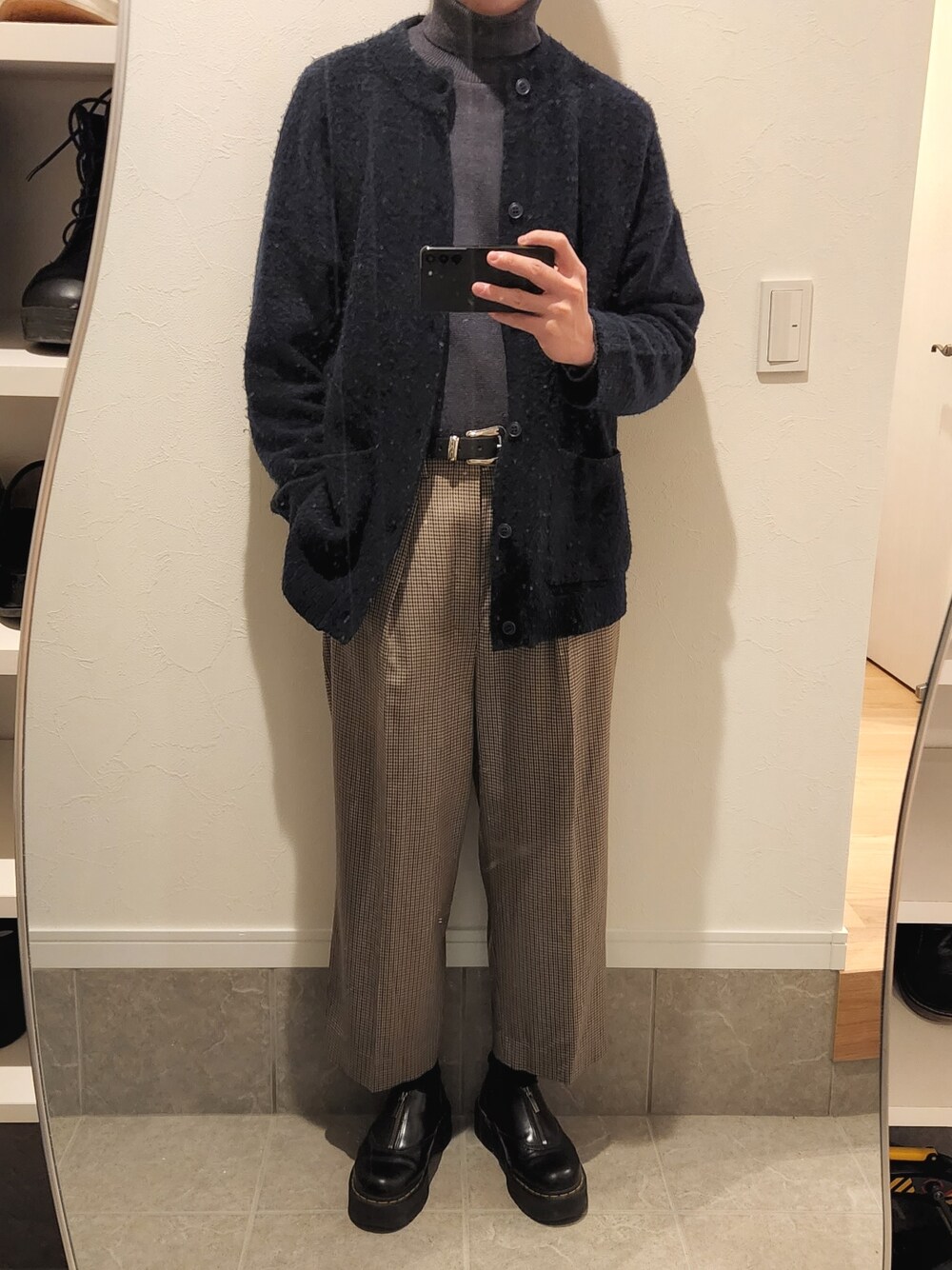 「冬コーデ、シンプルコーデ、メンズファッション、いいね、save、フォローお願いします🤑、ファッションの力を信じよう、大人コーデ、タックイン、カーディガン、モヘアニット、タートルネック、チェック、おしゃれさんと繋がりたい、革靴、ニット、冬」｜「STUDIOUSの【STUDIOUS】ミラノリブニットタートルネックニット【ZOZO限定アイテム】（ニット/セーター、グレー系）」を使った、kuroさん（メンズ・178cm）の冬コーディネートの1枚目の写真