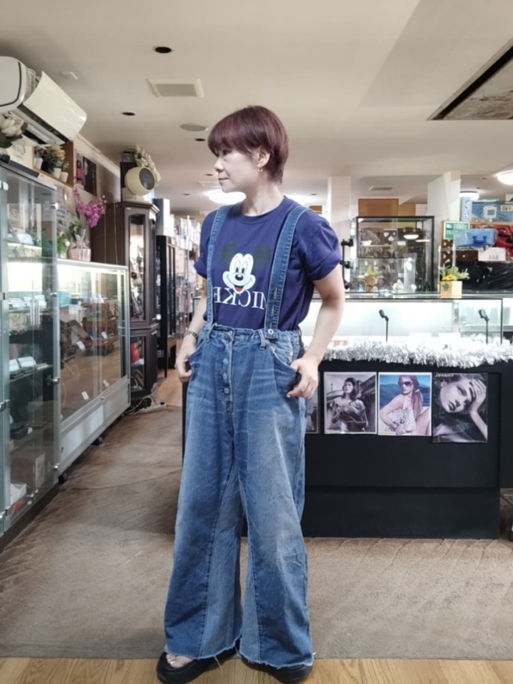 「夏、シンプルコーデ、オトナ女子、デニム、きれいめカジュアル、オトナカワイイ、Tシャツ×デニム、ミッキーT、サロペット、ショートヘア」｜「CIAOPANIC TYPYの【etsinta/エシンタ】リメイク風デニムサロペット（サロペット/オーバーオール、ブルー系）」を使った、takamiさん（レディース・159cm）の夏コーディネートの1枚目の写真