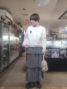 「AMERICAN HOLIC（アメリカンホリック）のラメカットティアードスカート（スカート、グレー系）」を使った、takamiさん（レディース・159cm）の春コーディネート