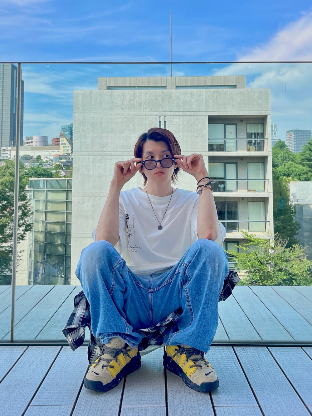 「アツいコーデ全部見せ、お出かけコーデ、古着MIX、シャツスタイル、秋服準備はじめました、スニーカー、厚底シューズ、サングラス、プチプラ、デニム、ロゴT、レイヤードスタイル、メガネ男子、デートコーデ、腰巻きスタイル」｜「NIKEのアイテム（スニーカー、ベージュ系）」を使った、RiKu.さん（メンズ・171cm）の夏コーディネートの1枚目の写真