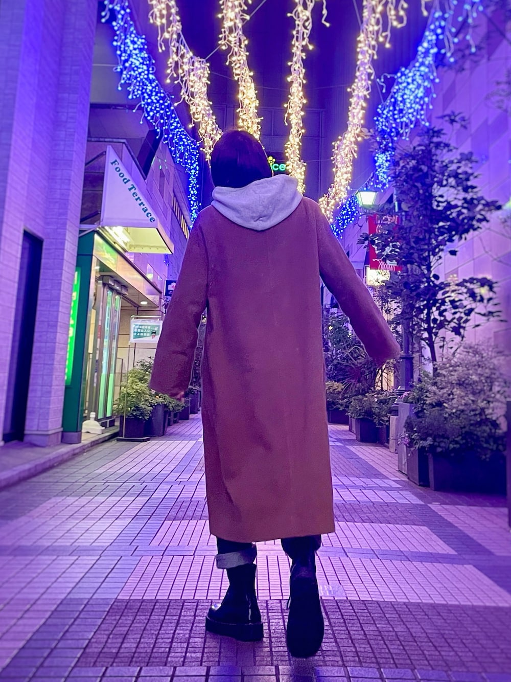 ブラック系のブーツ、ブルー系のデニムパンツ、グレー系のパーカーを着用したメンズの冬コーディネートの1枚目の写真