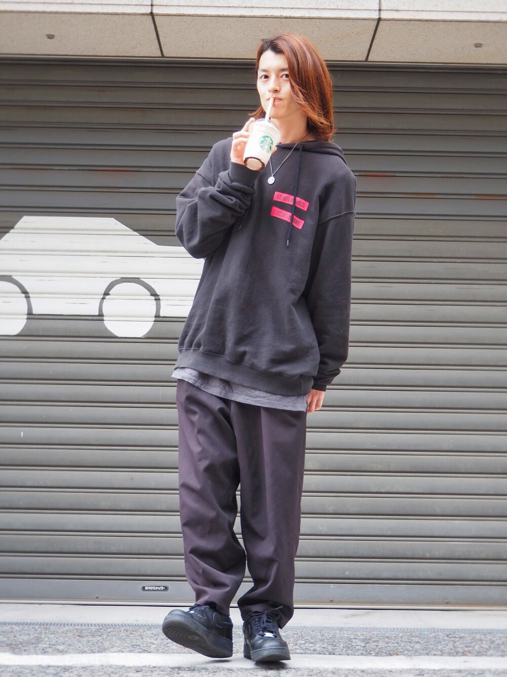 ブラック系のスニーカー、ブラック系のスラックス、グレー系のTシャツ/カットソーを着用したメンズの春コーディネートの1枚目の写真
