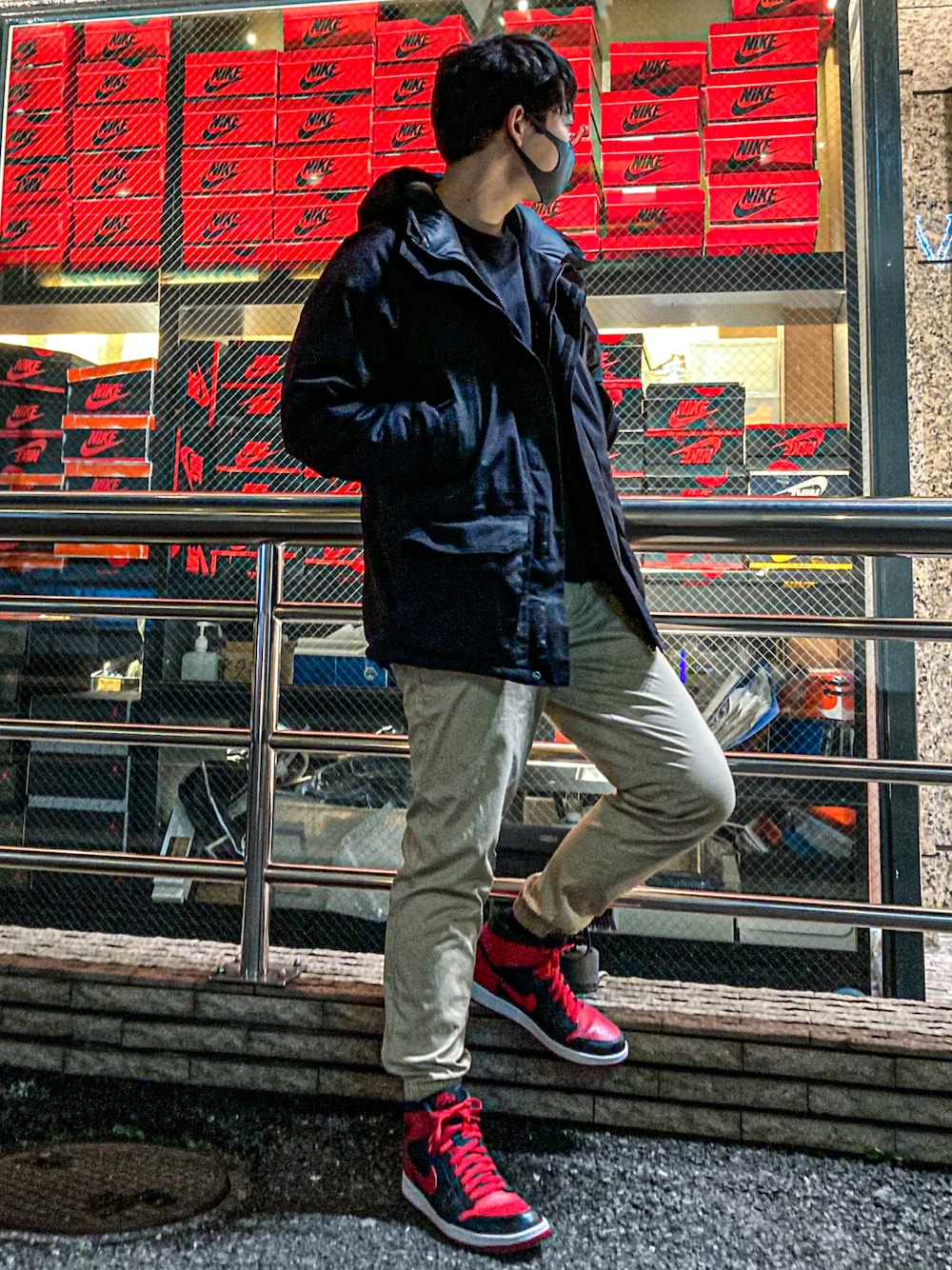 「カジュアル、メンズコーデ、ストリートコーデ、服好きな人と繋がりたい、大人コーデ、黒、スニーカーコーデ、スニーカー、ナイキ、ノースフェイス、原宿、お洒落さんとつながりたい、インスタフォローしてね！」｜「AIR JORDANのアイテム（スニーカー、レッド系）」を使った、たくやさん（メンズ・181cm）の冬コーディネートの1枚目の写真