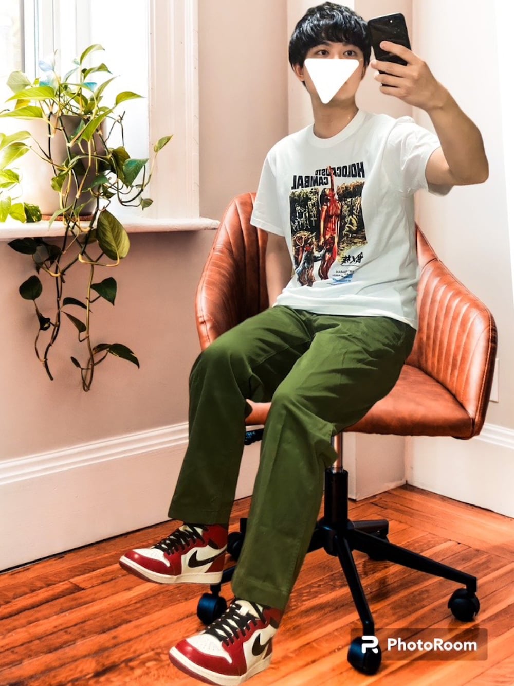 「メンズコーデ、Tシャツ、映画Tシャツ、夏コーデ、シンプル、スニーカーコーデ、スニーカー、おしゃれさんと繋がりたい、リラックススタイル、夏、今日のコーデ、カーゴパンツ、アメカジ、このスタイルがお気に入り、お洒落さんとつながりたい」｜「NIKEのアイテム（スニーカー、レッド系）」を使った、たくやさん（メンズ・181cm）の夏コーディネートの1枚目の写真