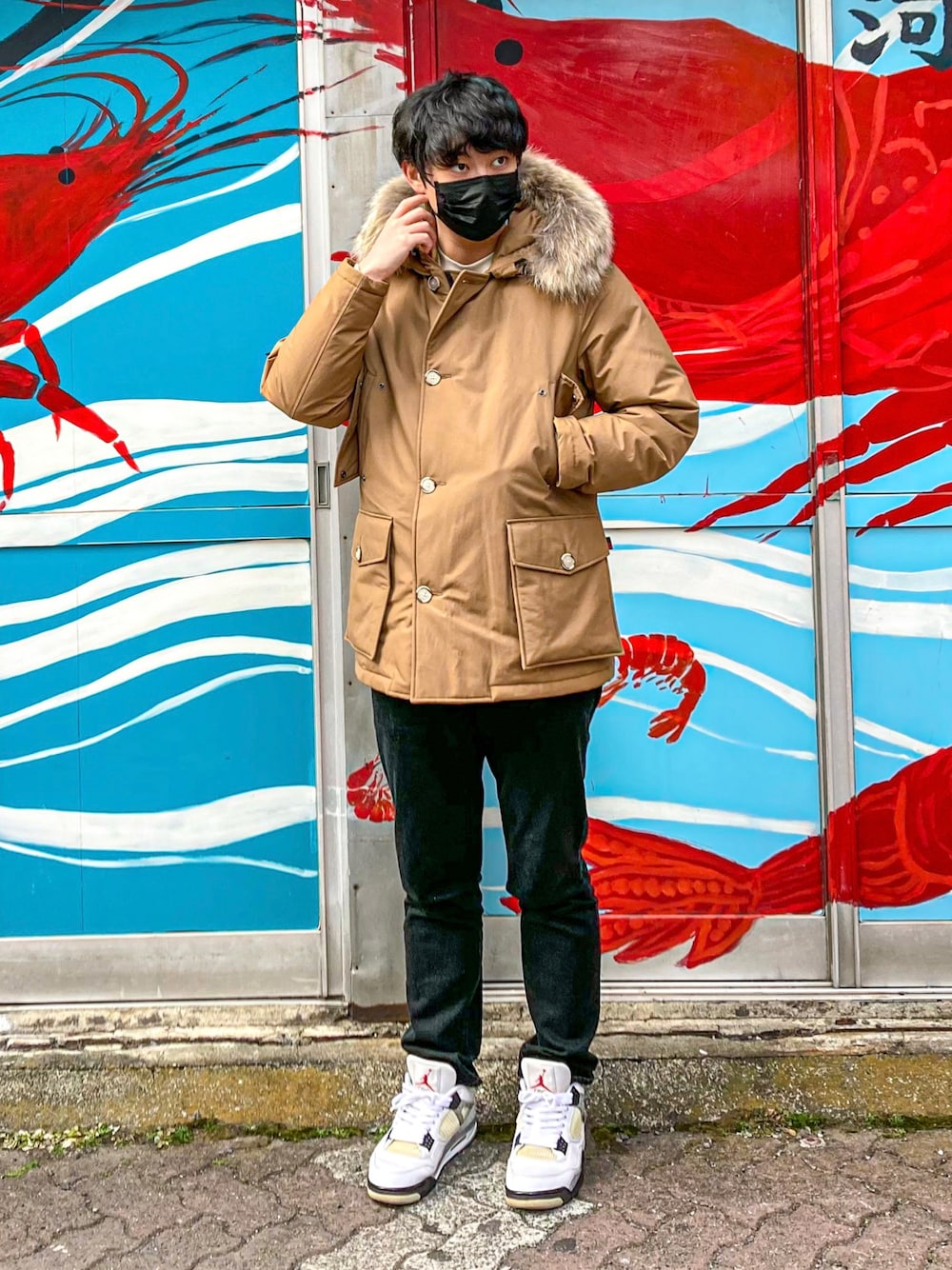 「冬コーデ、メンズファッション、お洒落さんとつながりたい、ストリート、休日スタイル、シンプルコーデ、WOOLRICH、アークティックパーカー、ジョーダン4、AIRJORDAN4、ダウンジャケット」｜「WOOLRICHのアイテム（ダウンジャケット/コート、ベージュ系）」を使った、たくやさん（メンズ・181cm）の冬コーディネートの1枚目の写真