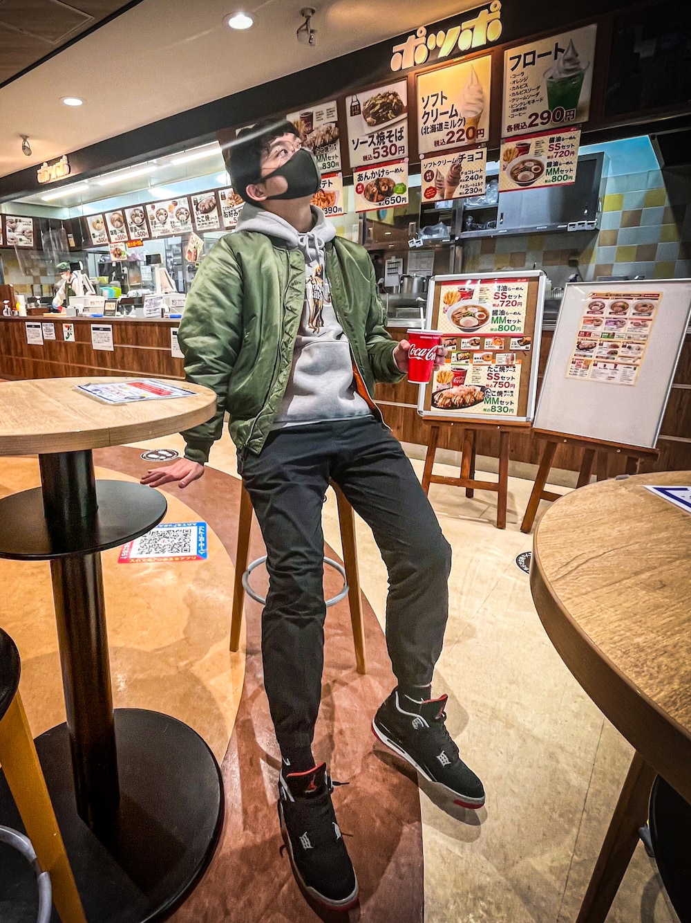 「春コーデ、休日コーデ、スニーカーコーデ、ストリート、ミリタリー、おしゃれさんと繋がりたい、着回しコーデ、パーカー、スニーカー、お洒落さんとつながりたい、ストリートコーデ、ジョーダン4、ジョーダン」｜「AIR JORDANのアイテム（スニーカー、ブラック系）」を使った、たくやさん（メンズ・181cm）の冬コーディネートの1枚目の写真