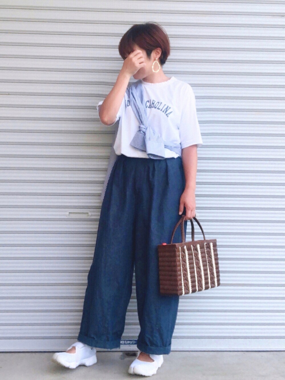 ホワイト系のTシャツ/カットソー、ブルー系のその他パンツ、ホワイト系のスニーカーを着用したレディースの夏コーディネートの1枚目の写真