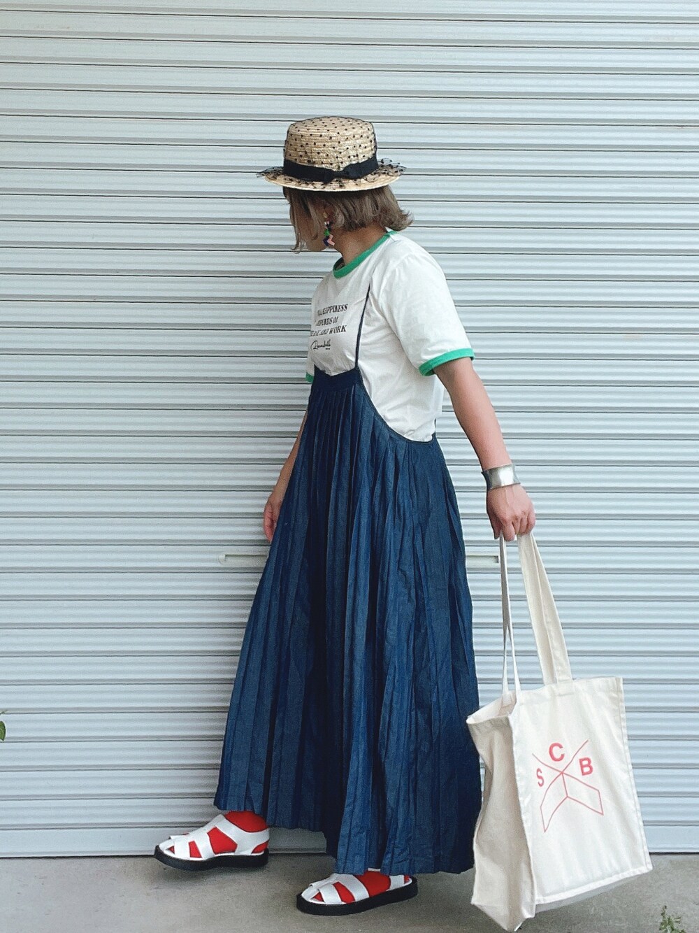 「グルカサンダル、プリーツワンピース、プリーツ、デニム、カンカン帽、ロゴT、キレイめ、リンガーTシャツ、カラーソックス、トートバッグ、ぽっちゃり」｜「MERLOTのドットチュールカンカン帽（ハット、ベージュ系）」を使った、♡、。・S♡、。・:*:・さん（レディース・159cm）の春コーディネートの1枚目の写真