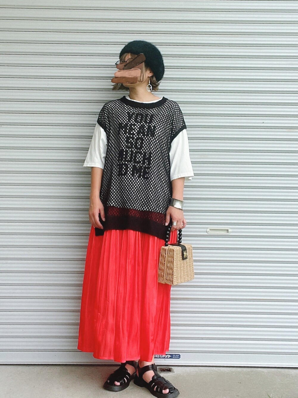 ブラック系のトップス、ホワイト系のTシャツ/カットソー、レッド系のスカートを着用したレディースの夏コーディネートの1枚目の写真