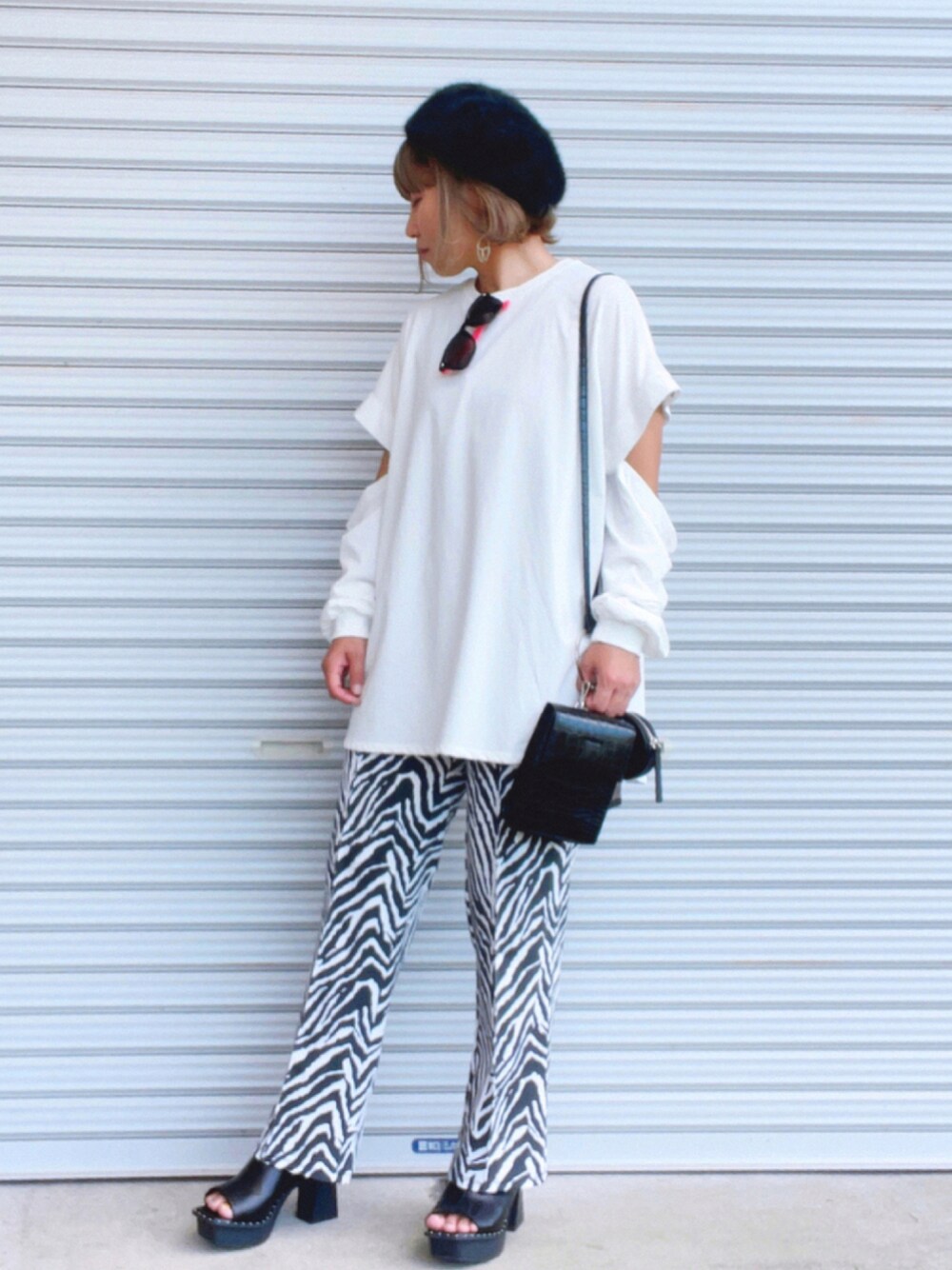 ホワイト系のTシャツ/カットソー、その他のスラックス、ブラック系のサンダルを着用したレディースの秋コーディネートの1枚目の写真