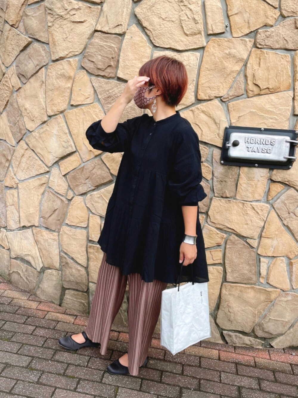 「ブラウス、トートバッグ、秋のコーデ、フラットシューズ、ブラウン、ゆったりコーデ、ぽっちゃり、ゆるコーデ、プリーツパンツ、休日スタイル」｜「Shelly islandのティアードチュニックブラウス（シャツ/ブラウス、ブラック系）」を使った、♡、。・S♡、。・:*:・さん（レディース・159cm）の秋コーディネートの1枚目の写真