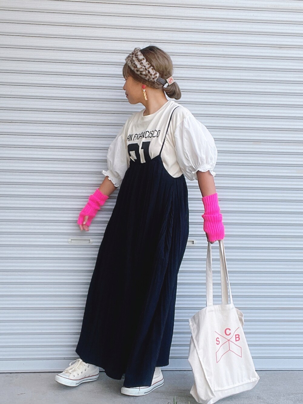 ベージュ系のTシャツ/カットソー、ブラック系のワンピース、レッド系のトートバッグを着用したレディースの秋コーディネートの1枚目の写真