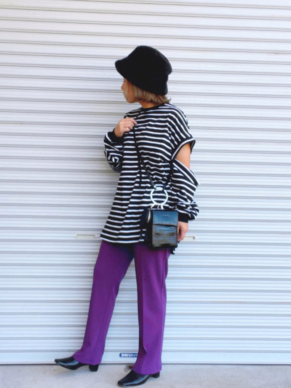「ボーダー、スラックス、ショートブーツ、ロンT、ファー小物、ミニバッグ、ぽっちゃり、バケットハット、PAGEBOY、GRL、韓国ファッション、スクエアトゥ」｜「WEGOのWEGO/ファーバケットハット（ハット、ブラック系）」を使った、♡、。・S♡、。・:*:・さん（レディース・159cm）の秋コーディネートの1枚目の写真