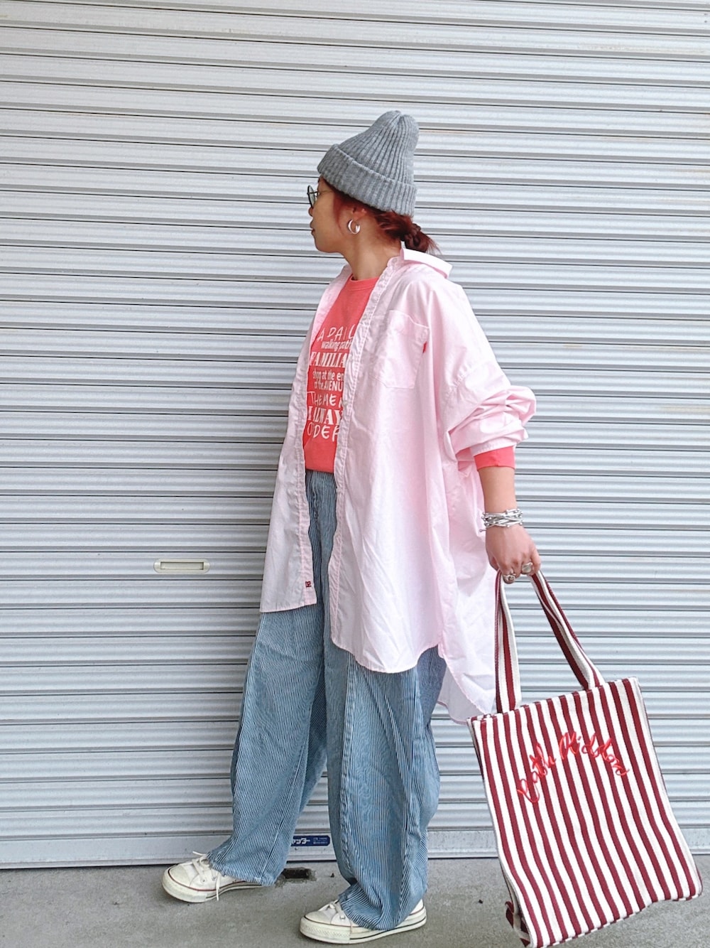 レッド系のTシャツ/カットソー、その他のトートバッグ、ピンク系のシャツ/ブラウスを着用したレディースの春コーディネートの1枚目の写真