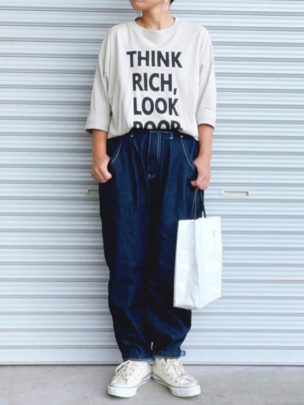 ベージュ系のTシャツ/カットソー、ブルー系のデニムパンツ、ホワイト系のトートバッグを着用したレディースの秋コーディネートの1枚目の写真