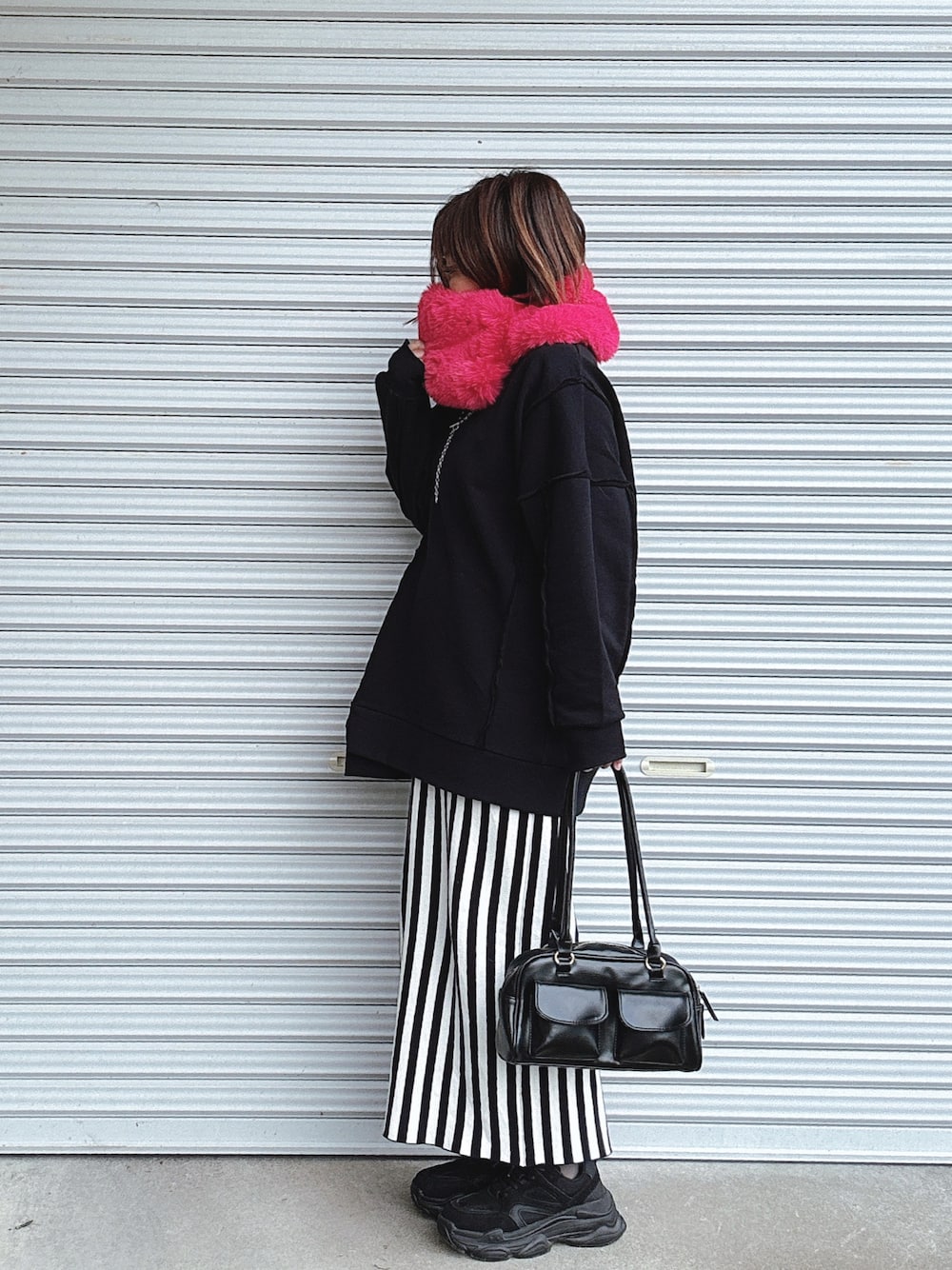 「最近のいい感じコーデ、クリスマスに着たい服、シンプルコーデ、シンプル、チュニック、モノトーン、レプシィム(LEPSIM)、ぽっちゃり、厚底シューズ、タイトスカート、ファー小物」｜「LEPSIMのリメイク裏毛チュニックワンピース　987273（チュニック、ブラック系）」を使った、♡、。・S♡、。・:*:・さん（レディース・159cm）の冬コーディネートの1枚目の写真