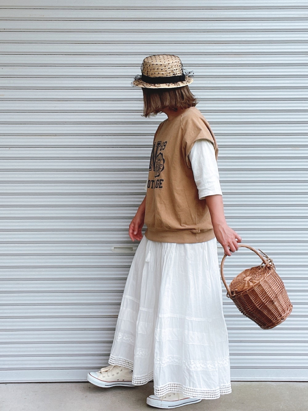 イエロー系のTシャツ/カットソー、ホワイト系のTシャツ/カットソー、ホワイト系のスカートを着用したレディースの春コーディネートの1枚目の写真