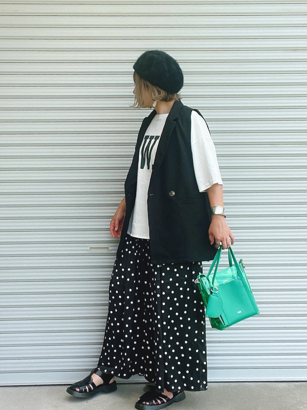 ブラック系のベスト、ホワイト系のTシャツ/カットソー、ブラック系のその他パンツを着用したレディースの夏コーディネートの1枚目の写真