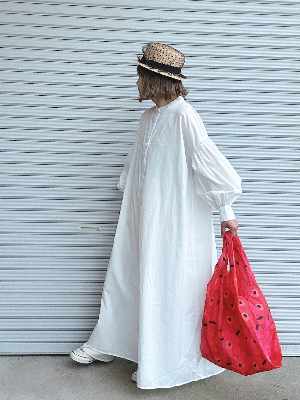 「春服、白ワンピース、ロングワンピース、カンカン帽、エコバッグ、お出かけコーデ、休日スタイル、デニムコーデ、ぽっちゃり、レイヤードスタイル、大人カジュアル」｜「MERLOTのドットチュールカンカン帽（ハット、ベージュ系）」を使った、♡、。・S♡、。・:*:・さん（レディース・159cm）の春コーディネートの1枚目の写真