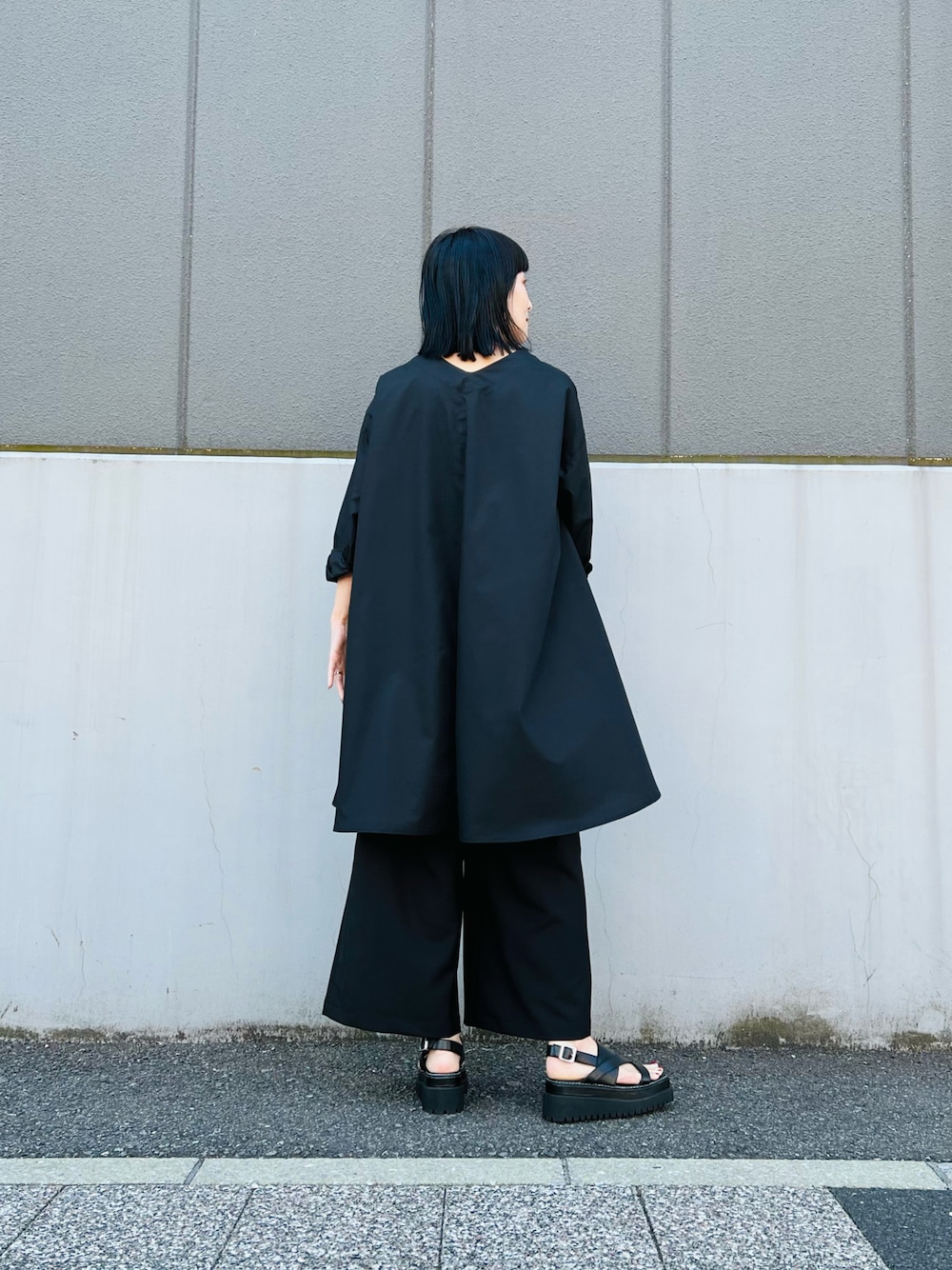 「OSMOSIS、ORIEコーデ、大人カジュアル、シンプルコーデ、ootd、春コーデ、高身長女子、カジュアルコーデ、アラフォー、40代ファッション、今日のコーデ」｜「OSMOSISのフレアーブラウス（シャツ/ブラウス、ブラック系）」を使った、OSMOSIS大分 ORIEさん（レディース・170cm）の春コーディネートの1枚目の写真