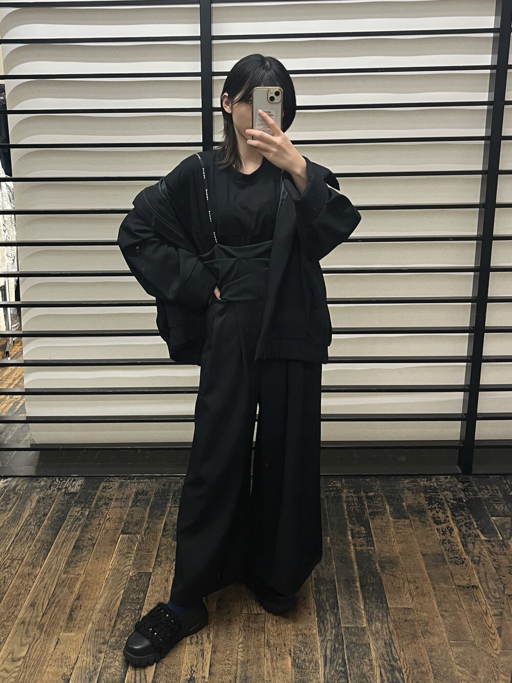 ブラック系のその他アウター、ブラック系のTシャツ/カットソー、ブラック系のサロペット/オーバーオールを着用したレディースの秋コーディネートの1枚目の写真